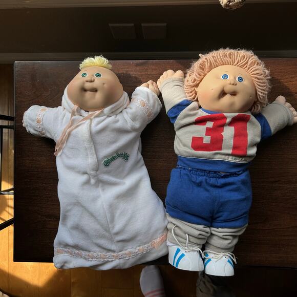 2 1983 Cabbage Patch Kids Boy Athlete w/ Blue Eyes & VTG BALDY PREEMIE - Picture 2 of 12